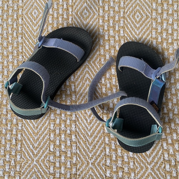 Teva toddler, shimmer teal pink, excellent condition, Velcro intact - Picture 4 of 4